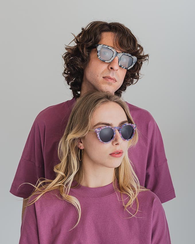 Due modelli con occhiali da sole viola